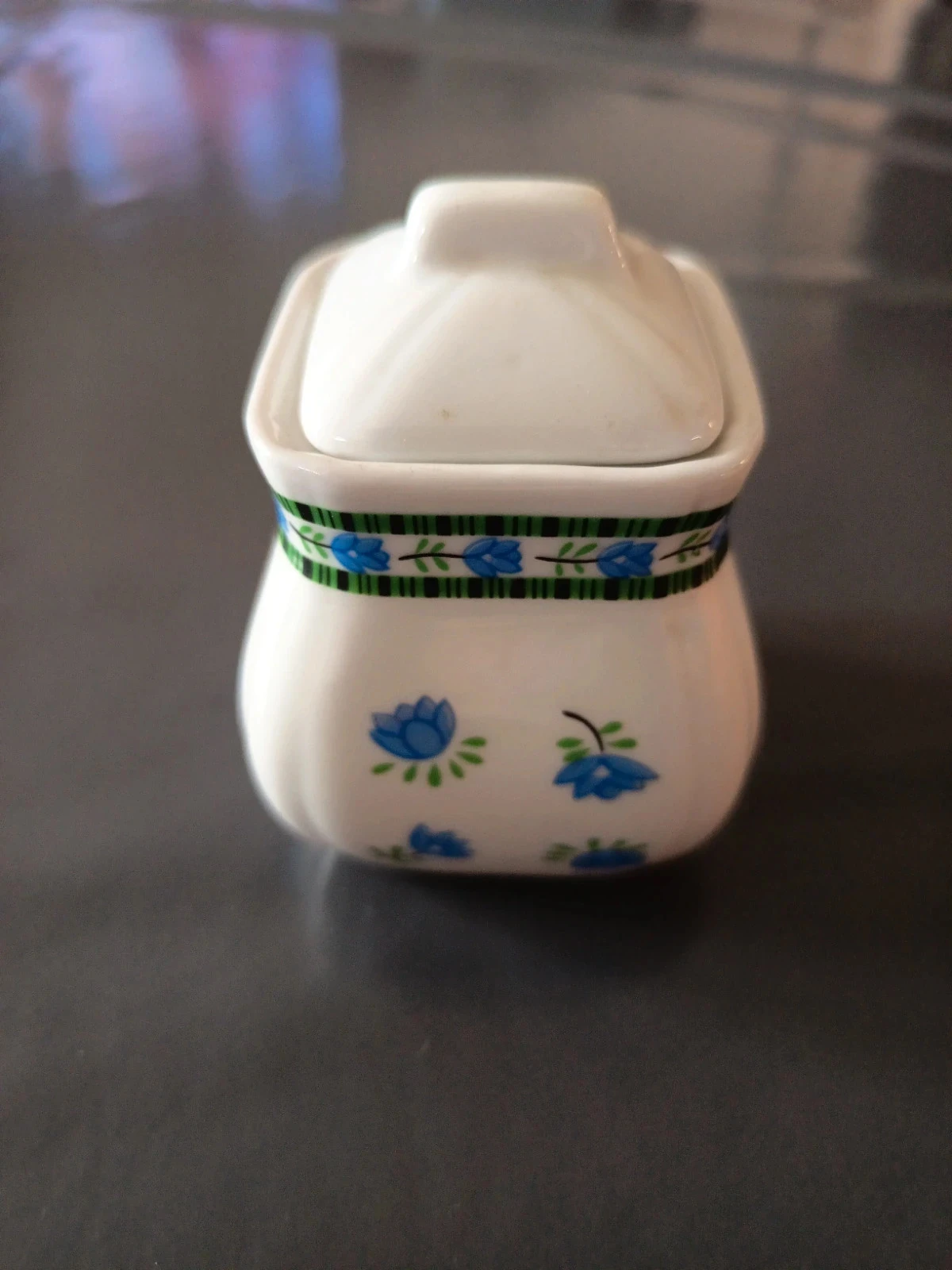 Petit pot fleur bleue